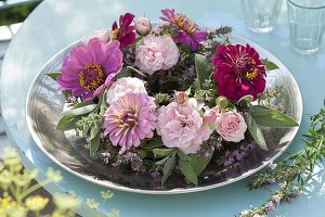 Gesteckter Kranz mit Rosen und Zinnien