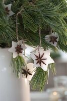 Christbaumschmuck aus Wachs und Sternanis selbermachen