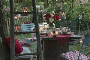 Gedeckter Tisch unterm Baum im Garten