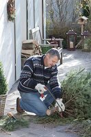 Weihnachtsbaum in Ständer stellen und schmücken