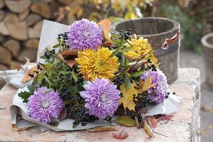 Herbststrauss aus Chrysanthemum (Herbstchrysanthemen) und Ligustrum