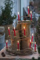 Weihnachtliche Deko auf der Terrasse aus Baumstämmen