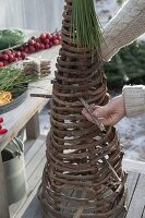 Kegel aus Weinranken als Weihnachtsbaum schmücken