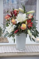 Winterstrauss mit Hippeastrum 'White Peacock', 'Kolibri Red' (Amaryllis), Rosa