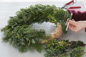 Adventskranz mit selbstgemachten Bäumchen aus Sonnenblumenkernen