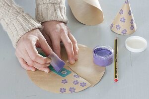 Hyazinthenhuetchen aus Packpapier mit Blumenaufdruck selbermachen