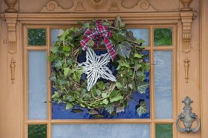 Ivy door wreath binding