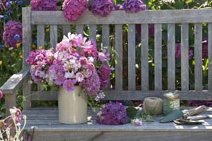 Strauss aus frisch geschnittenen Blüten von Hydrangea (Hortensien), Cosmos