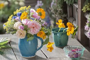 Strauss aus essbaren Blüten: Rosa (Rosen), Fenchel (Foeniculum), Lavatera