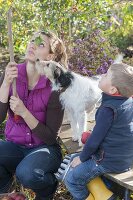 Frau mit Kindern bei der Apfelernte