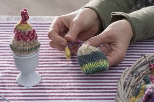 Eier mit selbstgestrickten Wärme-Mützen