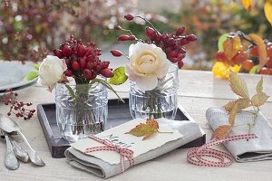 Kleine Gläser mit Straeusschen aus Rosa (Hagebutten und Rosen)