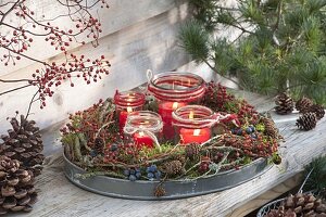 Ungewöhnlicher Adventskranz aus Naturmaterialien auf Zink-Tablett