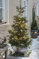 Weihnachtsbaum mit Vögeln und Sternen aus Birkenrinde