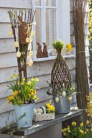 Lebendiges Weiden-Flechtwerk als Osterdeko auf der Terrasse