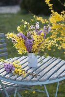 Duftender Strauss aus Forsythia (Goldgloeckchen), Hyacinthus (Hyazinthen)