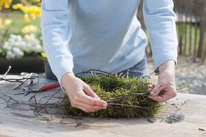 Osternest mit Holzhase aus Mooskranz und Birkenzweigen