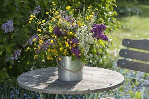 Strauss aus Syringa vulgaris (Flieder) mit Ranunculus acris (Hahnenfuss, Butterblumen)