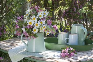 Weiß-rosa Fruehsommerstrauss als Tischdeko : Leucanthemum