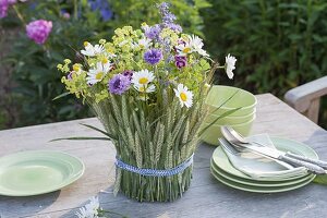 Wiesenstrauss in Glas mit Verkleidung aus Roggen (Secale)