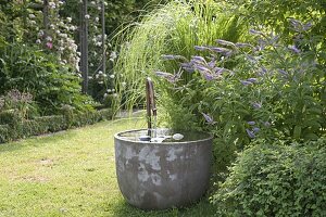 Gartenecke mit Wasserspiel