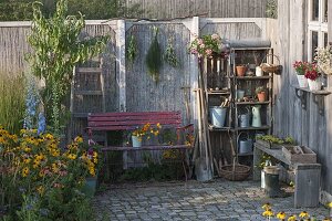 Kleine Terrasse mit Sichtschutz als Arbeitsplatz am Gartenhaus