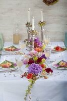 Tischdeko mit Girlande aus Blüten von Dahlia (Dahlien)