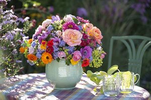 Bunter Strauss aus Rosa (Rosen), Zinnia (Zinnien), Ageratum