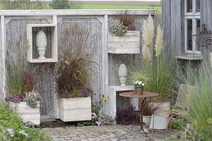 Herbstliche Graeserterrasse mit Sichtschutz-Elementen