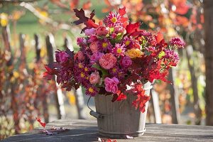 Herbststrauss aus Chrysanthemum (Herbstchrysanthemen), Rosa (Rosen)