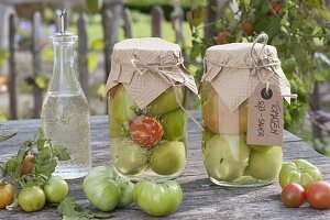 Grüne Tomaten (Lycopersicon) süß-sauer eingelegt in Gläsern