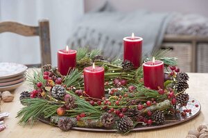 Laendlicher Adventskranz aus Naturmaterialien