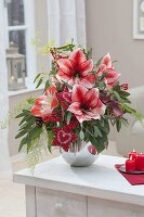 Weihnachtsstrauss aus Hippeastrum (Amaryllis), Eucalyptus, Asparagus