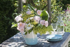 Pavillon mit Rosen und wildem Wein