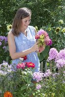 Frau pflückt Blumen für Strauss