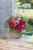 Spaetsommerstrauss aus Zinnia (Zinnien) und Miscanthus (Chinaschilf)