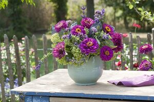 Spaetsommerstrauss aus Zinnia (Zinnien), Salvia (Schopfsalbei , Salbei)