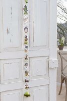 Easter door decorations: Easter wafers hung as a garland on the door