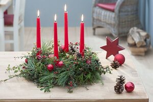 Gemischter Adventskranz aus Zweigen aus dem Garten