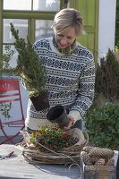 Kranz mit Clematisranken und Koniferen