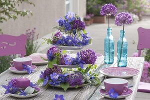 Aus Geschirr selbstgebaute Etagere mit Allium (Purple Sensation