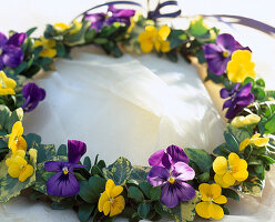 Tying a plate wreath