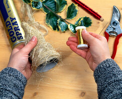 Weihnachtliches Namensschild: 2. Step: Pappe mit Engelshaar und Draht umwickeln