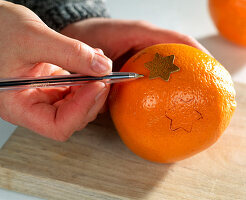 Thema Orangen: weihnachtlich verziert mit Sternmotiv. Step 1