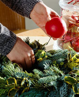 Adventskranz auf dekoriertem Glas: Kerzen in den Kranz stecken