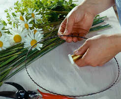 Wreath of Leucanthemum (daisies), Alchemilla