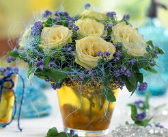 Rose blossoms, myosotis (forget-me-not), sisal as decoration