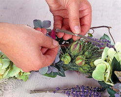 Straw hat with flower wreath (2/5)