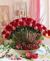 Tuck in rose fans: Ready-made arrangement, for example as decoration for festive occasions.