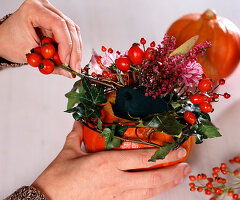 Pumpkin vase (2/3). Rosa (rose hips), Hedera (ivy), Erica (potted heather), Chrysanthemum
